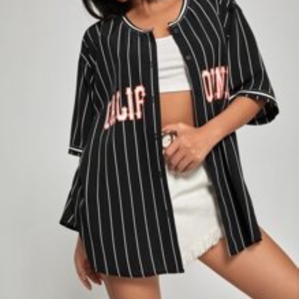 𝕊𝕙𝕖𝕚𝕟 - Letter Graphic Striped Blouse